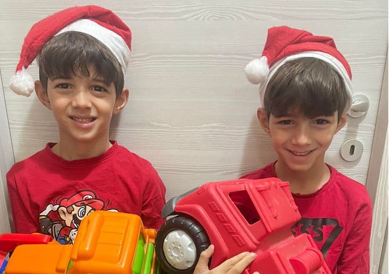 VOLPIANO - I gemellini Ale e Leo donano i loro giochi ai bimbi meno fortunati e diventano elfi di Babbo Natale