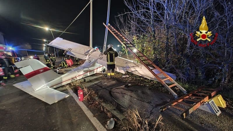 FAVRIA-SAN GILLIO - Cadono due aerei in contemporanea: lei è su un velivolo, il fidanzato sull'altro. Salvi entrambi - FOTO e VIDEO