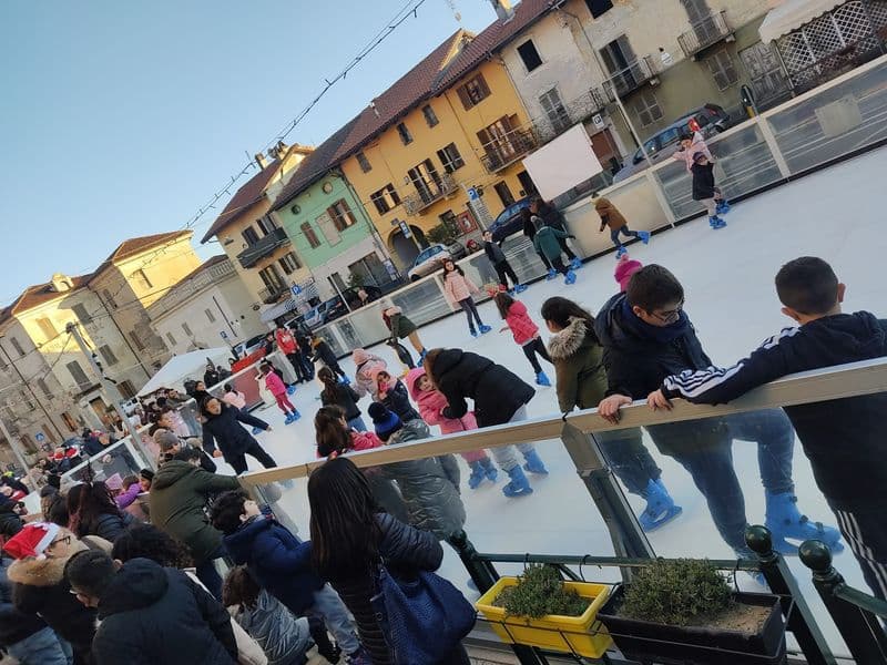 FELETTO - Tutti a pattinare sul ghiaccio: un successo la pista ecologica in piazza - FOTO