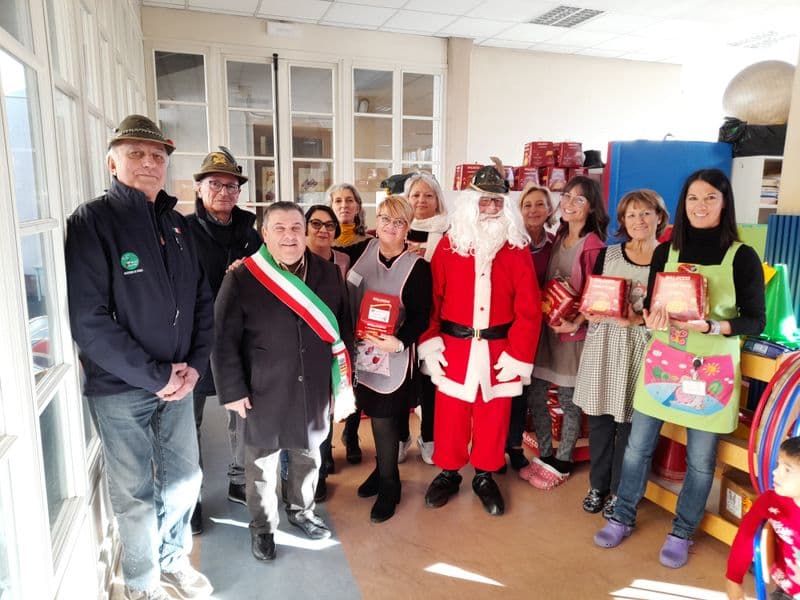 VALPERGA - Babbo Natale Alpino regala gioia e doni ai bimbi dell'asilo - FOTO