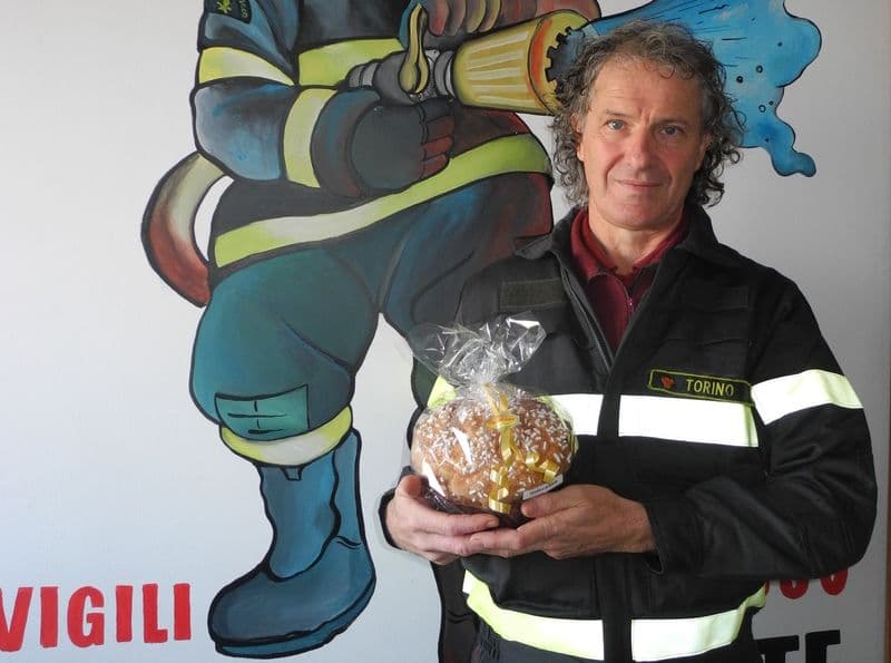 CASTELLAMONTE - Il vigile del fuoco pasticcere s'inventa il panettone solidale per aiutare i colleghi pompieri