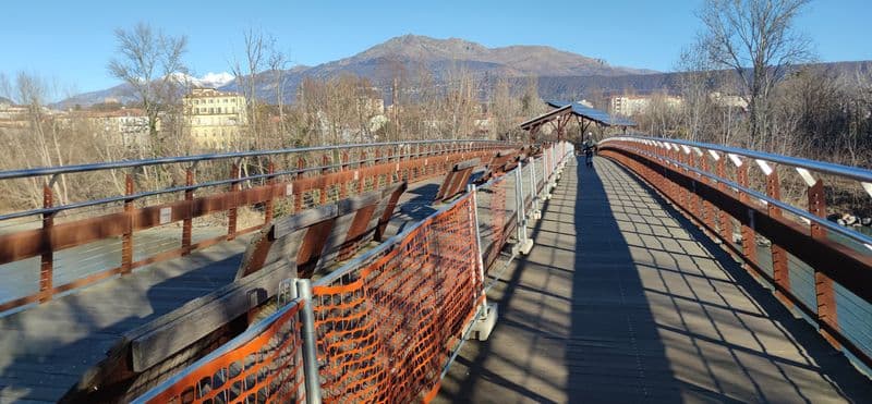 IVREA - Niente più assi imbarcate sulla passerella pedonale della Dora