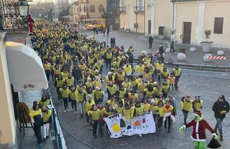 CALUSO - A centinaia con le pettorine gialle per la «Marcia dell'inclusione» - FOTO