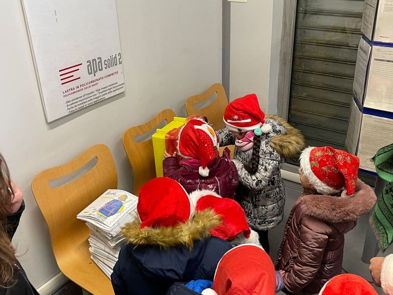 RONDISSONE - I bimbi delle scuole hanno spedito in posta le letterine per Babbo Natale