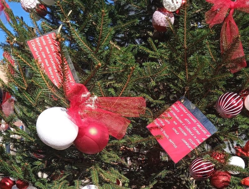 CASTELLAMONTE - A Campo un albero di Natale contro la violenza sulle donne - FOTO