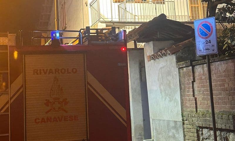 AGLIE' - Scatta l'allarme incendio per la canna fumaria di una casa, pronto intervento de vigili del fuoco - FOTO