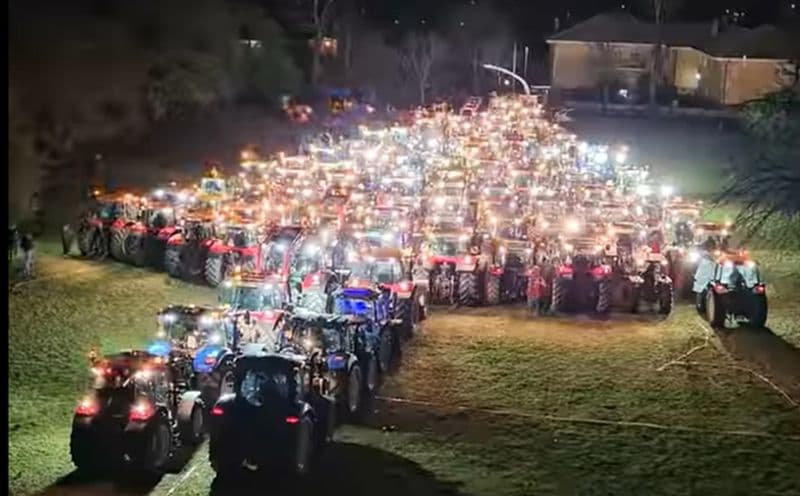 RIVARA - Un maxi albero di Natale con centinaia di trattori illumina villa Ogliani - FOTO e VIDEO