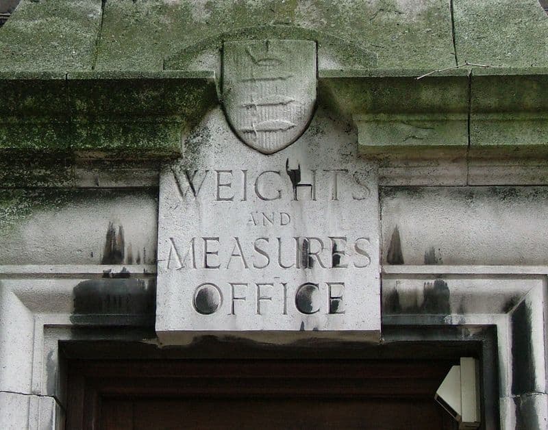 SOCIETA' - Gli inglesi non torneranno alle «misure imperiali»