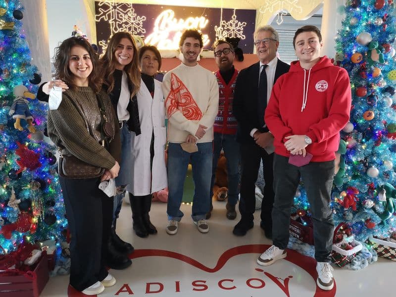 CHIVASSO - Il grande cuore di Pecco Bagnaia: una visita a Casa Ugi alla vigilia di Natale