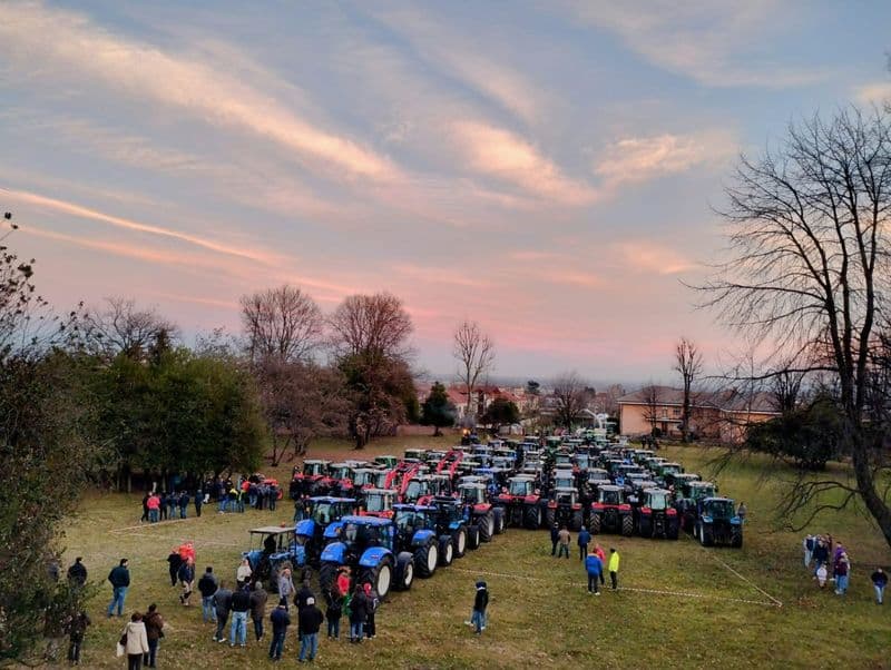 RIVARA - L'albero di Natale è fatto con oltre 100 trattori da tutto il Canavese: ed è subito virale sui social - FOTO e VIDEO