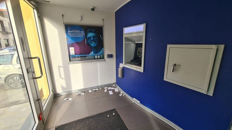 BORGOFRANCO D'IVREA - Bancomat invaso dai rifiuti, i filmati delle telecamere per individuare gli incivili