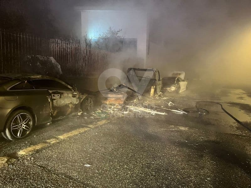 BORGARO - Primo dell'anno di fuoco: incendio distrugge due Mercedes e un camper - FOTO