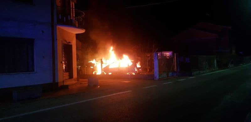 BORGOFRANCO D'IVREA - Auto divorata dalle fiamme nel cuore della notte - FOTO