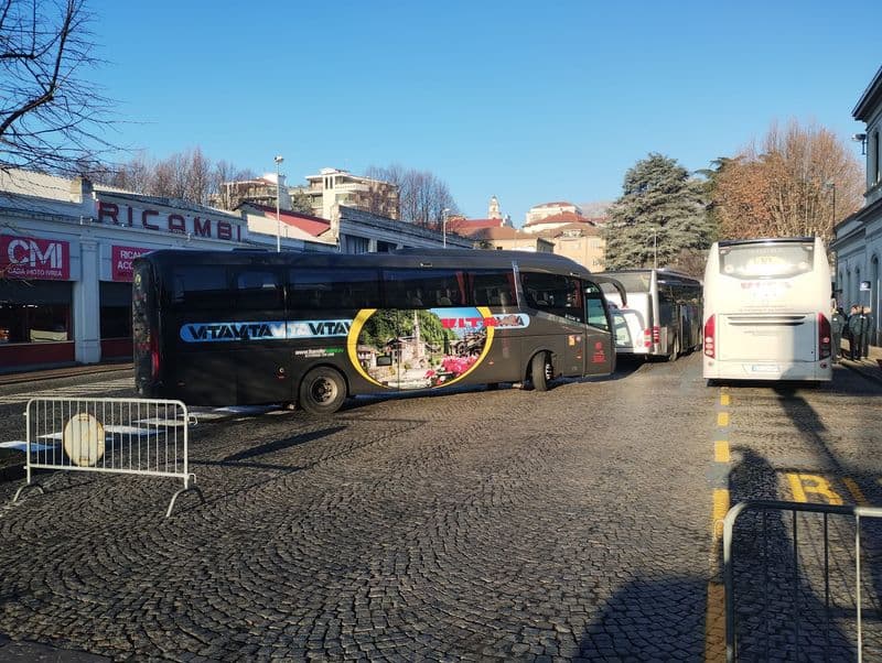 IVREA - Per tre anni niente treni per Aosta: città presa d'assalto dai bus sostitutivi