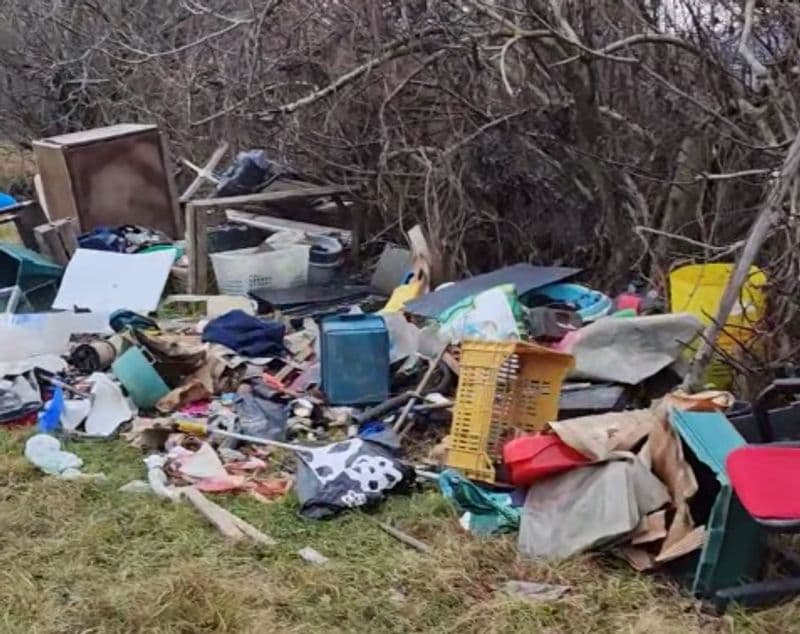 VOLPIANO - I prati di via Lombardore trasformati in una discarica a cielo aperto - FOTO