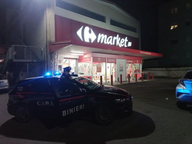 IVREA - Rapina al Carrefour, un malvivente arrestato dai carabinieri subito dopo il colpo