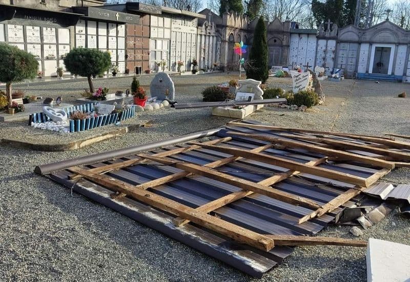 RIVAROSSA - «Cimitero devastato dal vento, perché nessuno ripara i danni?»