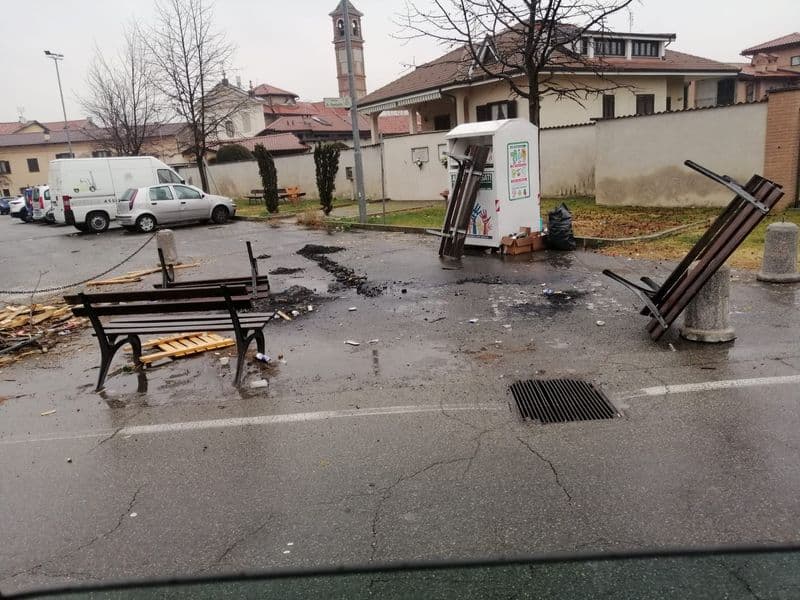 SALASSA - Panchine rovesciate e sporcizia in piazza, sui social coscritti nel mirino delle polemiche