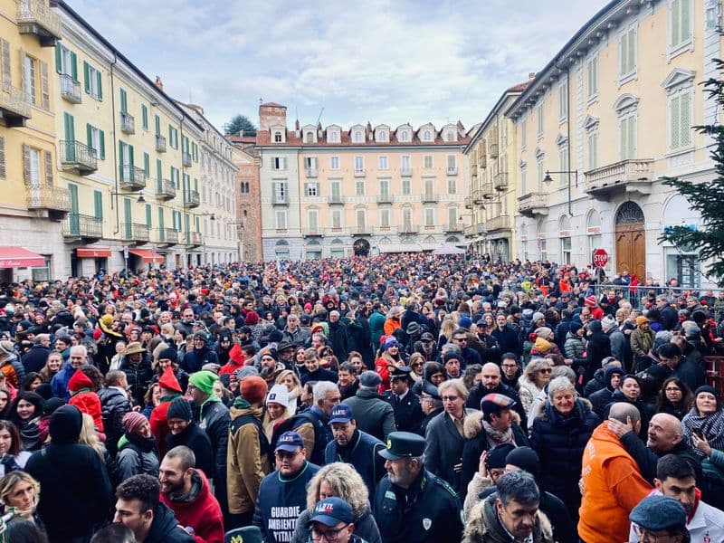 IVREA - Buona la prima per il Carnevale 2024: a migliaia nelle piazze per celebrare la grande festa - FOTO e VIDEO