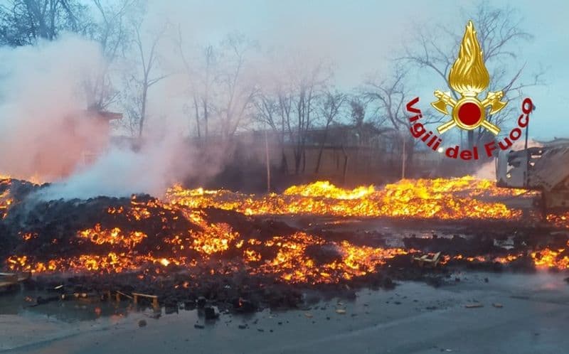 BORGARO - Devastante incendio in un'azienda di pallet, colonna di fumo visibile a chilometri di distanza - FOTO e VIDEO