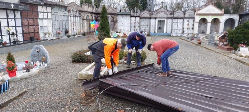 RIVAROSSA - Sindaco, vice e consiglieri al lavoro al cimitero: sistemati i danni provocati dal vento - FOTO