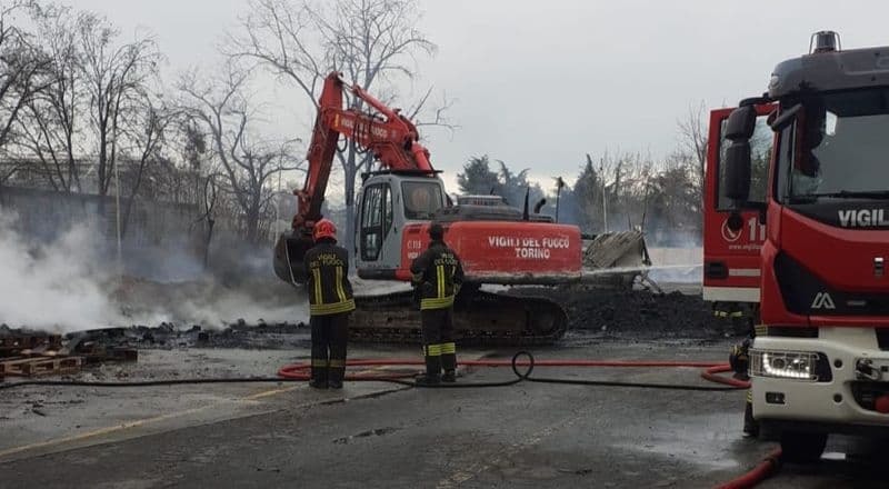 BORGARO - Incendio pallet, analisi dell'Arpa sulla qualità dell'aria - FOTO e VIDEO