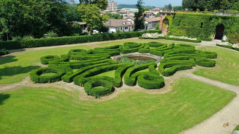 AGLIE' - Parco e giardino del castello chiusi a sorpresa: turisti furenti