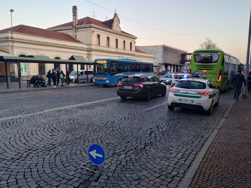 IVREA - Motociclista si schianta contro un bus in manovra davanti alla stazione ferroviaria
