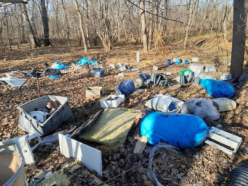 SAN BENIGNO CANAVESE - Una discarica a cielo aperto nei boschi verso Foglizzo: un cittadino ripulisce tutto - FOTO