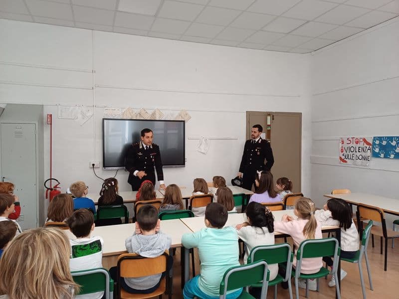 CUORGNE' - Gli studenti celebrano la «Giornata regionale della gratitudine alle forze dell’ordine»