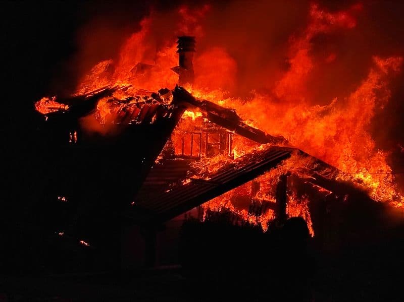 RUEGLIO - Abitazione distrutta la notte di Natale: partita una raccolta fondi per aiutare la famiglia che ha perso la casa - FOTO