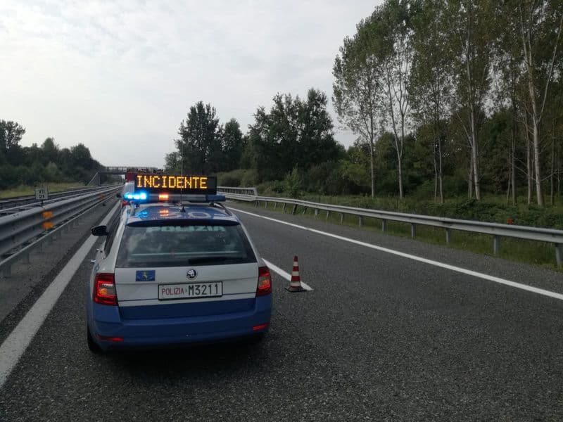CHIVASSO - Schianto sulla A4 Torino-Milano: scappa dopo l'incidente ma non si accorge di aver perso la targa... Beccato dalla polizia stradale