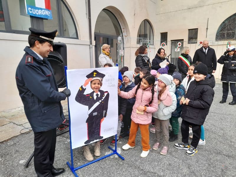 CUORGNE' - Gli studenti in municipio per la «Giornata regionale della gratitudine alle forze dell’ordine» - FOTO e VIDEO