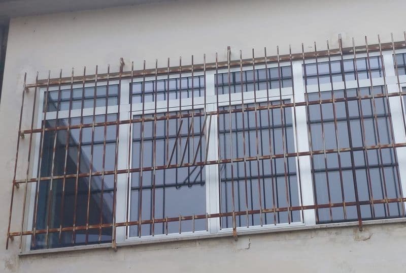 BRANDIZZO - La scuola media nel mirino dei ladri: rubati nella notte 27 computer