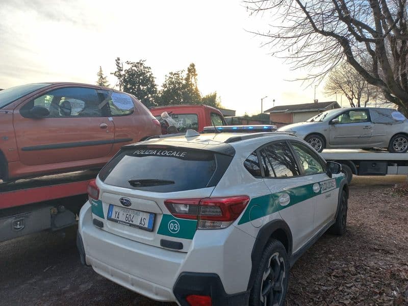 CHIVASSO - Rimosse due auto e una moto abbandonate in strada: saranno demolite
