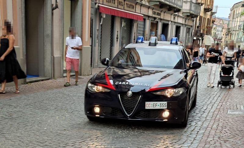 IVREA - Vuole dalla madre 5000 euro e minaccia di far saltare in aria la casa: arrestato dai carabinieri