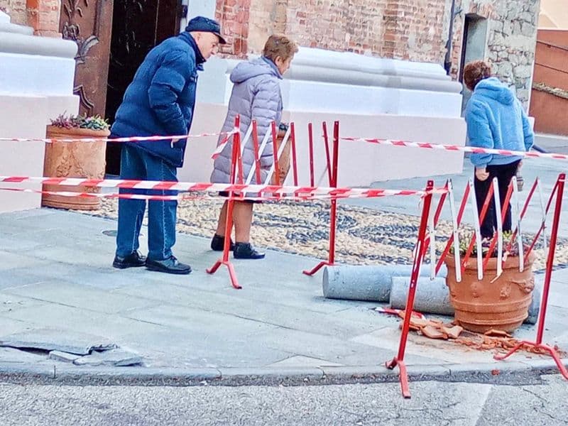 COSSANO CANAVESE - Tir incastrato danneggia il centro - FOTO