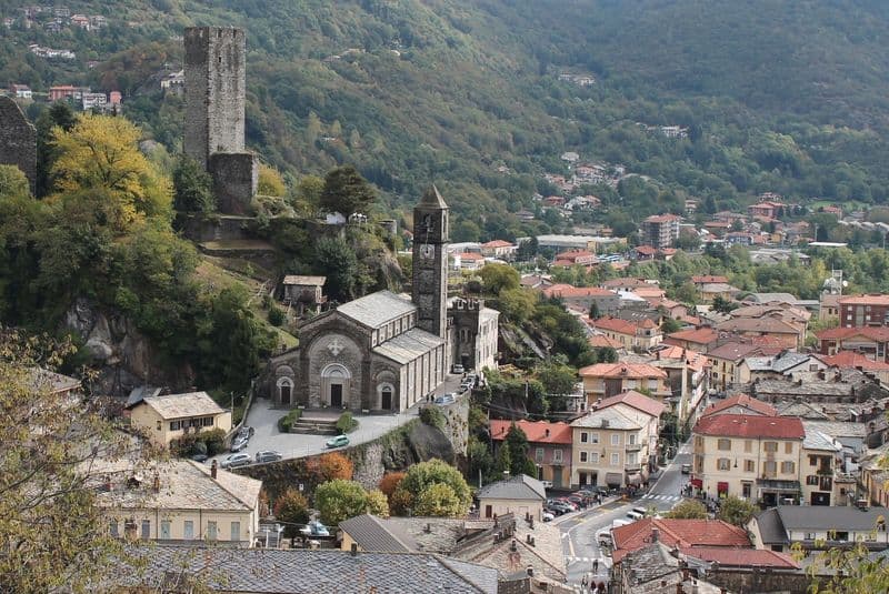 PONT CANAVESE - Prendono a sassate un'auto parcheggiata in piazza: individuati dai carabinieri