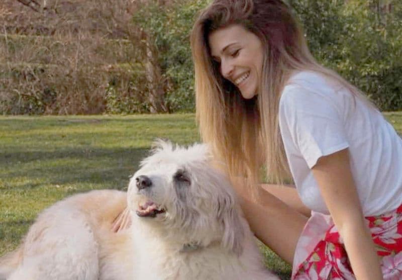 BARBANIA - Cristina Chiabotto tra i cani del rifugio «Casa del cane Vagabondo» - FOTO