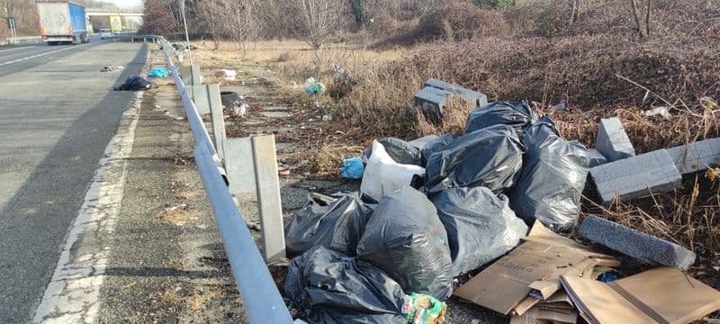 DISCARICHE SULLA 460 - Le piazzole sono di nuovo piene di spazzatura abbandonata - FOTO
