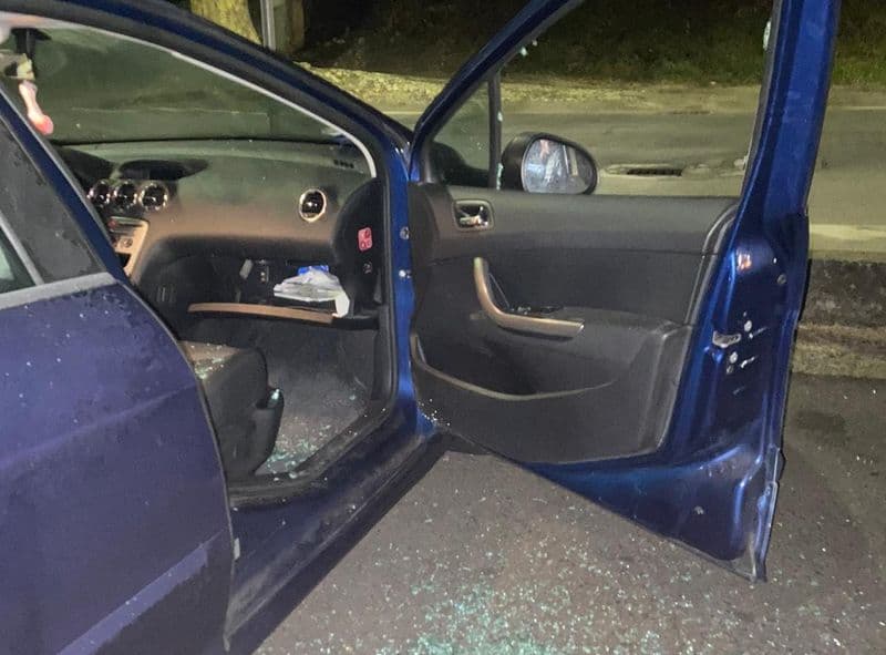 IVREA - Finestrini in frantumi e auto saccheggiate in piazza: scatta l'allarme dei residenti - FOTO