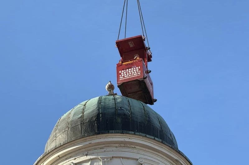 FAVRIA - Tolta la croce pericolante della chiesa parrocchiale - FOTO