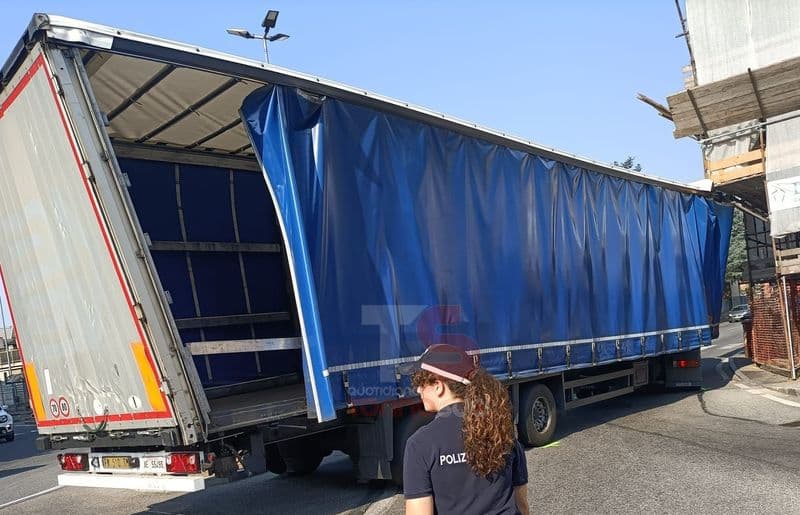 IVREA - Il navigatore satellitare tradisce gli autisti: camion incastrati in centro e viabilità nel caos