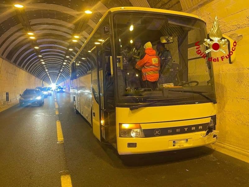 PULLMAN CONTRO AUTO SULLA TORINO-AOSTA - Tre feriti nello scontro in galleria a Quassolo - FOTO