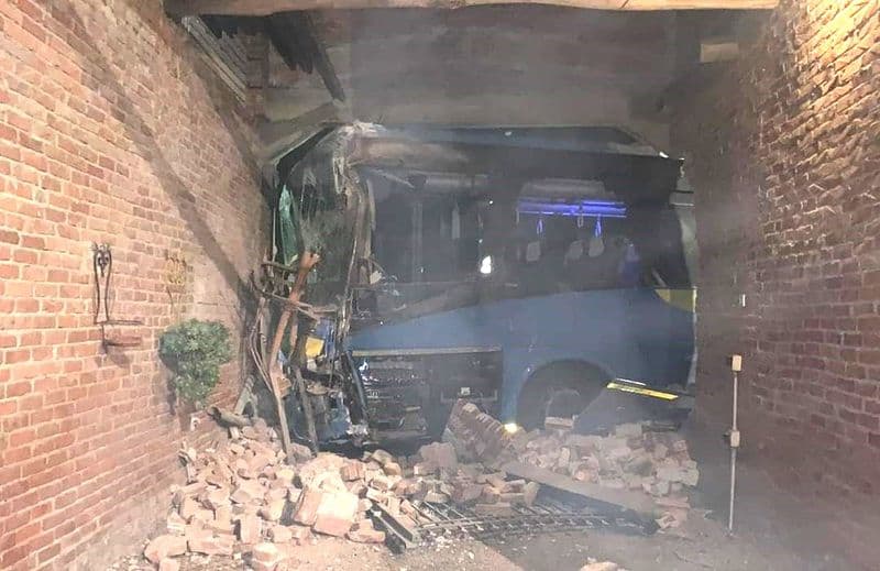 STRAMBINO - Incidente a Crotte, pullman Gtt si schianta contro il muro di un'abitazione e finisce in cortile - FOTO