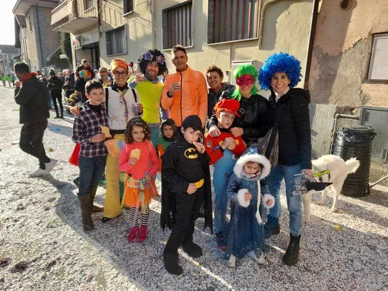 SALASSA - Bagno di folla per la colorata sfilata conclusiva del Carnevale - FOTO e VIDEO
