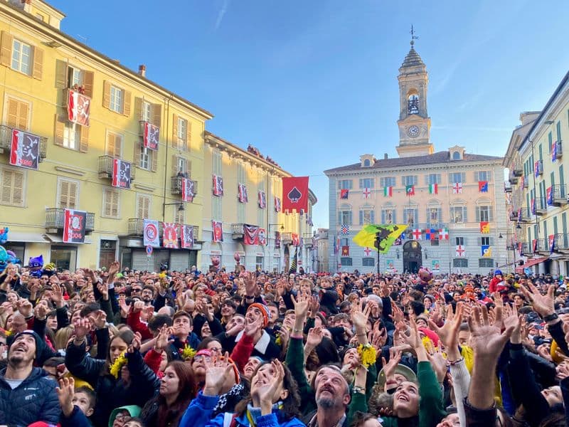 IVREA - Storico Carnevale, terzultima domenica col botto: oltre 6000 persone per le Alzate degli Abbà - FOTO