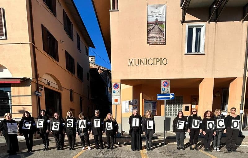 FELETTO - Un flash mob delle donne sotto il municipio per chiedere lo stop alla guerra