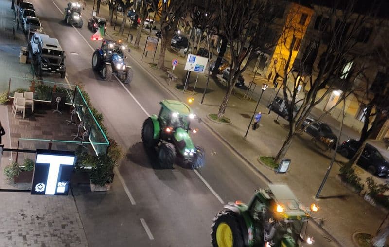 RIVAROLO CANAVESE - Trattori in pieno centro per protestare contro le politiche europee - FOTO