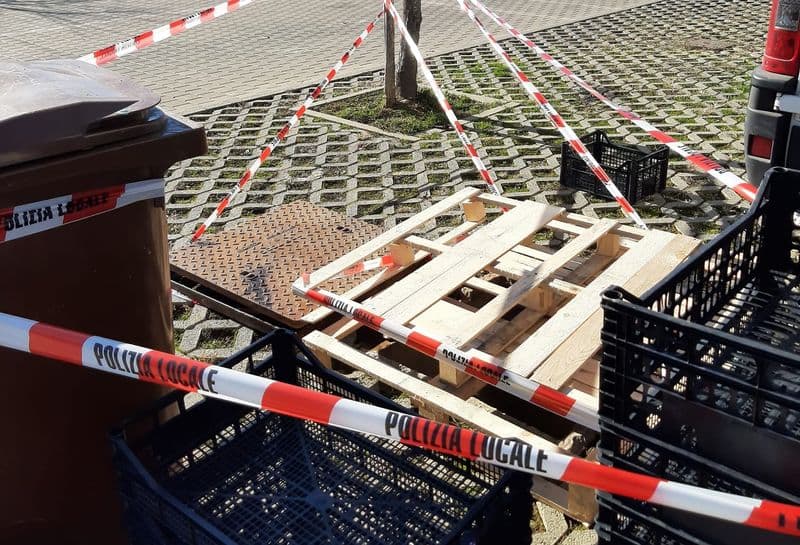 VOLPIANO - Cede la copertura di un tombino al mercato, donna ferita in piazza Italia - FOTO